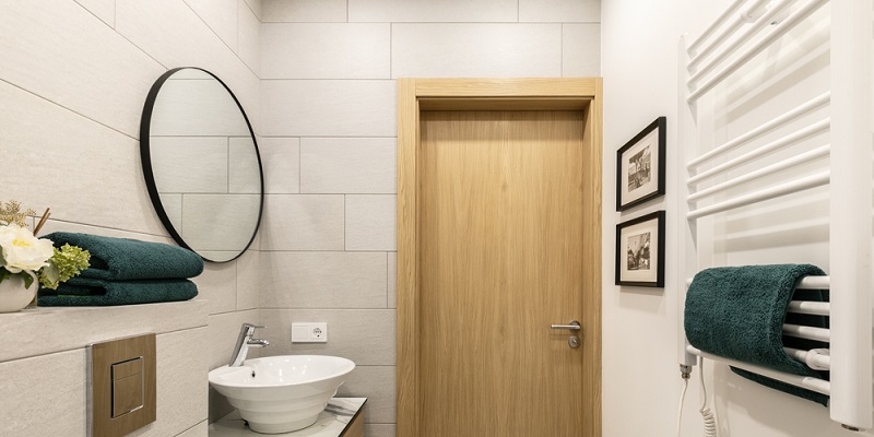 Sèche serviettes dans la salle de bain