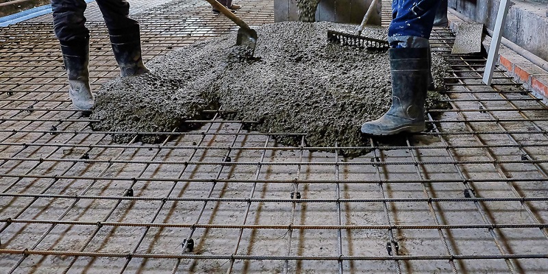 Ouvriers coulant du béton