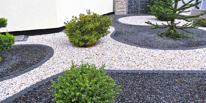 Aménagement extérieur en gravier décoratif
