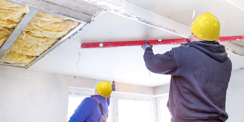 Ouvriers en train de poser un faux plafond