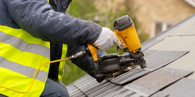 clouage de bardeaux bitumineux sur la toiture d'un abri de jardin