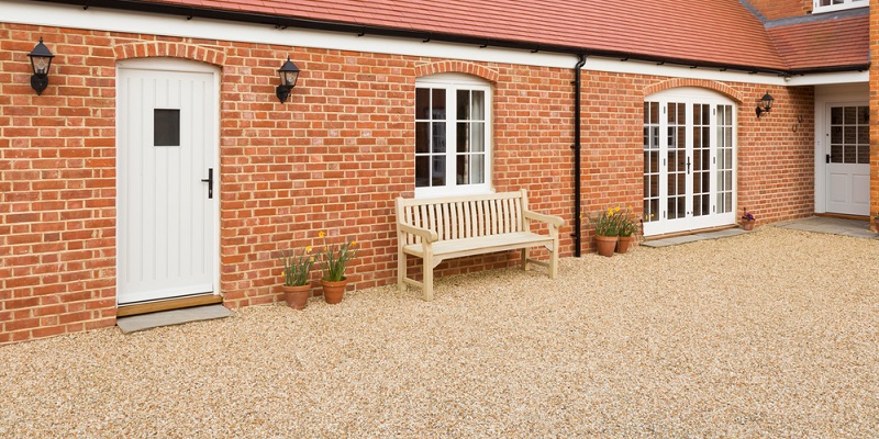 Cour d'une maison en gravier