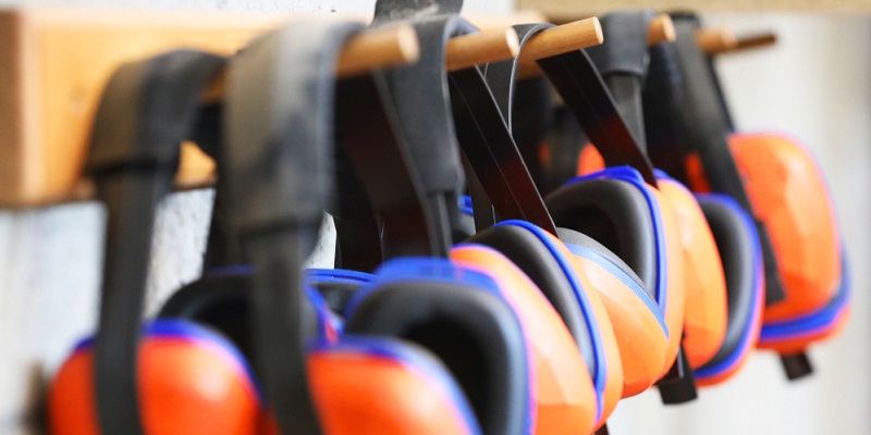 casque de chantier tenu dans une main