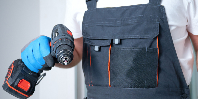 perceuse tenue dans une main